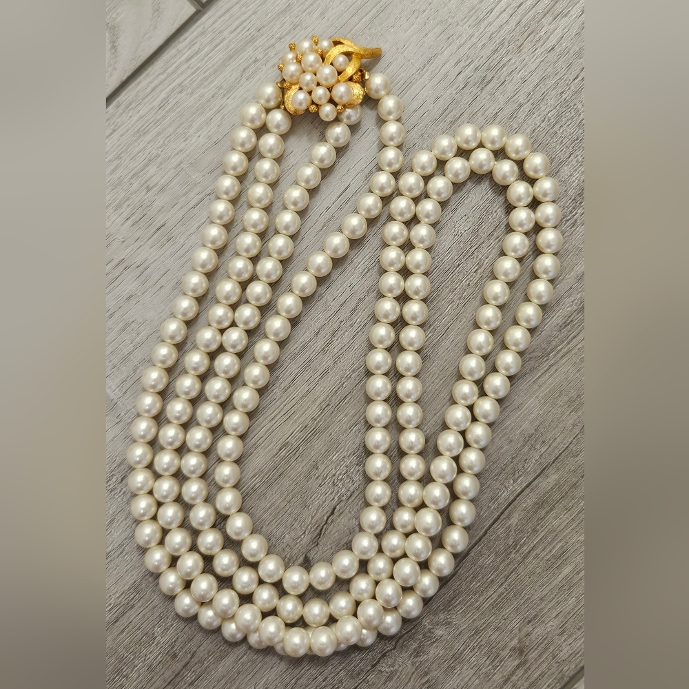 VINTAGE MARVELLA FAUX PEARL DOUBLE STRAND GOLD TONE FLOWER PENDANT CLASP...